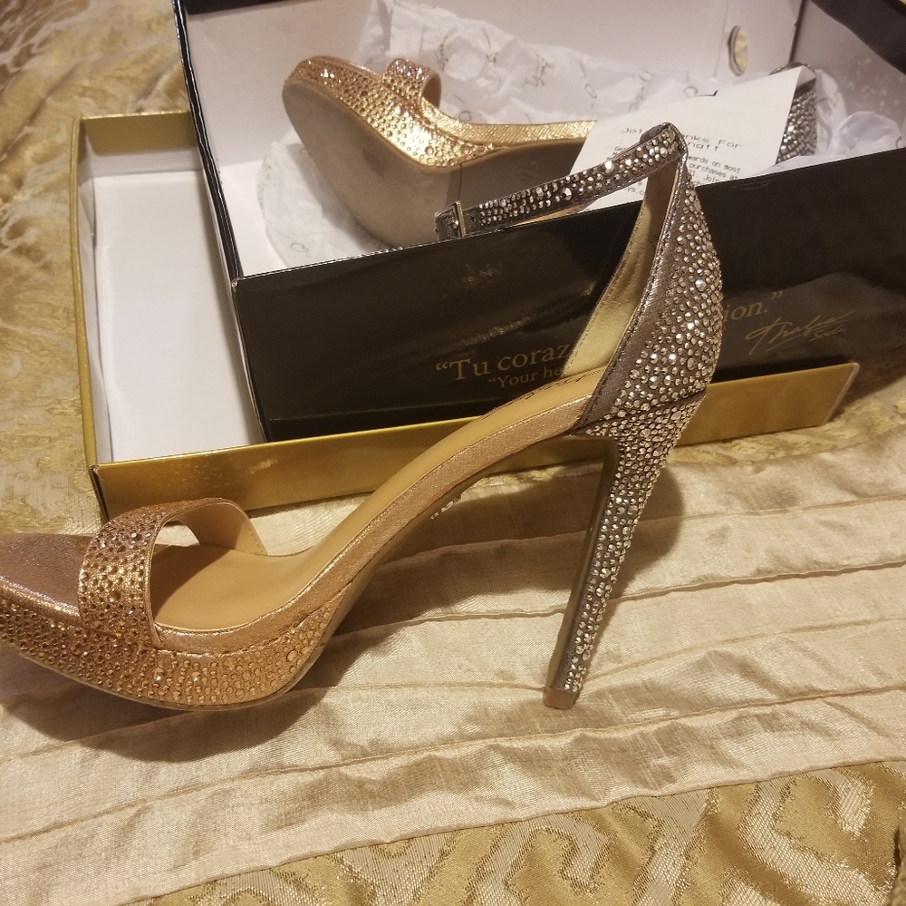 Brand New Size 7 1/2  Thalia Sodi ladies heals..